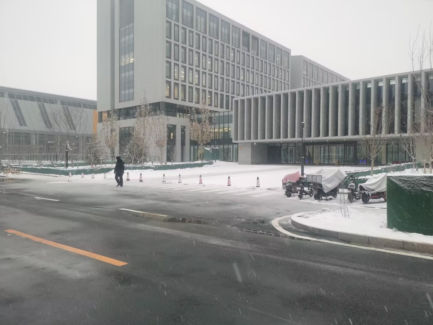 北京城市副中心政府办公楼停车场